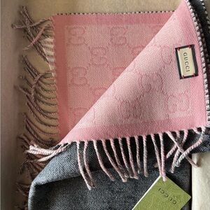 NWT complete Gucci Scarf gray sparkle/pink
